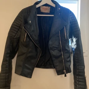 Skinnjacka - Skinnjacka från chiquelle, storlek 36/S. 