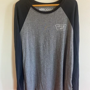 Vans skate tröja M - Tunn tröja från Vans, grå med svarta armar i storlek medium.  Perfekt på sommarkvällar. Passar både tjejer & killar   Kör garderobsrensning och har egentligens svårt att slita mig från den. Men måste göra mig av med saker, så först till kvarn får köpa  :) 