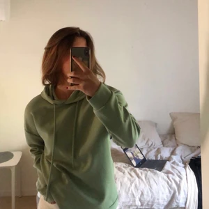 hoodie från stradivarius  - Grön/ mintgrön hoodie från stradivarius! Köpt i Malaga. Luftigt material, men ändå lagom tjockt tyg. Så himla fin färg, men jag använder inte hoodies och därför den säljs 🧡❤️💘