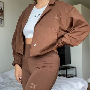 Puma tröja 🤎 - Cropped puma tröja i storlek S. Endast testad! Köpt för 500. Perfekt sommar jacka. Frakt på 55 kr tillkommer 🤎