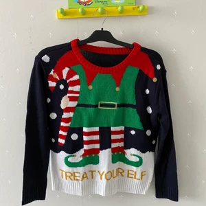 Jultröja - Nyskick, aldrig använd. Passar mig som brukar ha S i tröjor.