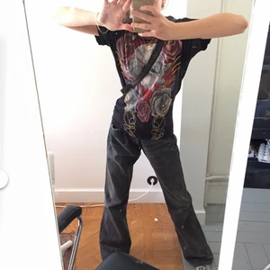 2000s t-shirt  - Köpt secondhand men kommer från Christian audigier vilket är samma person som gjort ed Hardy. Christian audigier var märket han gjorts innan ed Hardy!! Så fet tröja och är ganska säker på att den är äkta!! Fint skick 