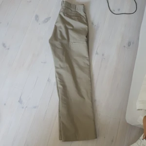 Dickies byxor  - Vintage Dickies byxor i straight passform, storlek 30x30. Lite korta för mig som är 178. Bra skick och inga synliga skador😊