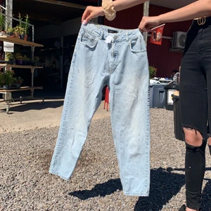 MOM JEANS - Mom jeans från BDG stl 27