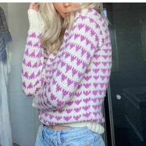 Stickad tröja - Säljer denna snygga stickade tröjan då den inte kommer till användning. Köpte den på Plick. Om fler är intresserade blir det budgivning✨(lånad bild)
