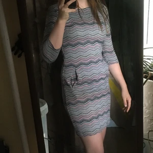 Klänning  - Klänning med ficka framtill. Säljer denna eftersom den inte längre kommer till användning. Använt skick och klänningen är lite nopprig (se bild 3), men har i övrigt inga större slitningar. Storlek XS men passar även uppemot strl 38. Frakt tillkommer! :)