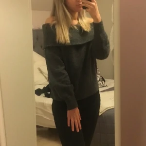 Grå off shoulder tröja - Grå stickad off shoulder tröja i skönt material, köpt på H&M, endast använd ett fåtal gånger, storlek XS men är strechig så passar även S och M (köparen betalar frakten) säljer pga att den är för stor, betalning sker via swish