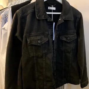 Jeansjacka svart - Svart jeans jacka i full längd. Jag tog den i L då jag ville att den skulle sitta lite oversize. Jag är 170cm och är i vanliga falla en S/M. Jackan är endast prövad och har prislappen kvar. Köpt på Gina Tricot för 499kr. Säljer pga använder inte, bara är hemma och tar plats 🤍💋STÅR INTE FÖR FRAKTEN!