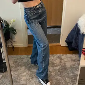 Säljer dessa snygga jeans från zara i storlek 36. Längden är perfekt på mig som är 168, faller över skorna. 