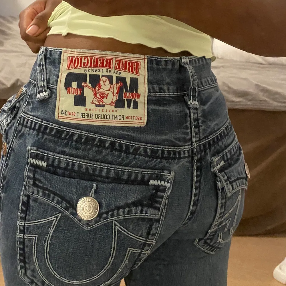Intressekoll på dessa assnygga true religion jeans i storlek 34, men passar mig som brukar vara 36! Budgivning i kommentarerna, avslutas på lördag 12:00❤️. Jeans & Byxor.