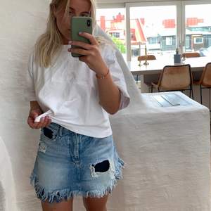 Ball jeanskjol från Zara med slitningar. Shorts ”inuti”, se bild. Skriv privat för fler bilder! Fint skick :) 