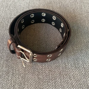 Brunt bälte med hål i🤎 - Säljer mitt assnygga bruna bälte till ett bra pris. Har aldrig använts då det inte riktigt är min stil. Köpare står för frakt🤎