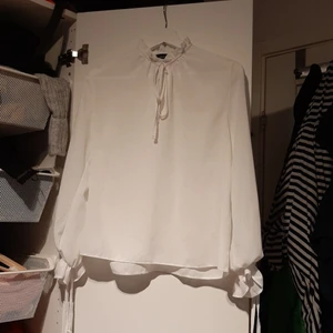Blus - Supersöt blus med knytning vid halsen och armarna. Säljes då den är för liten för mig :)