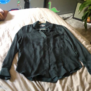 Stor blus, mörk grön. - Använd ett fåtal gånger. Du betalar frakt! 😊💜