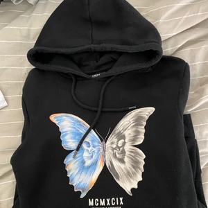 Hoodie - Använd men i bra skick, normal i storleken. Frakten tillkommer.