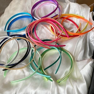 Siden hårband💚💜💕🤩 - Jättesöta siden hårband i alla regnbågensfärger🤩💕20kr/st💕skriv för fler bilder, har alla färger man kan tänka sig så söker du någon specifik, tveka inte på att fråga om den finns💕💜pris kan diskuteras, frakt tillkommer😊styck för mindre än 5, efter det 5 för 4