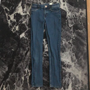  Ett par jeans från H&M de är mörkblåa skinny fitt -  skinny fit blåa tajta