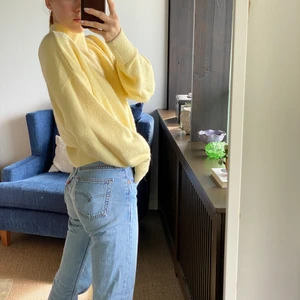 Gul stickad tröja - Säljer denna fina gula stickade tröja från &otherstories🤩🌞 Tröjan är i nyskick och knappt använd☺️🤗💐