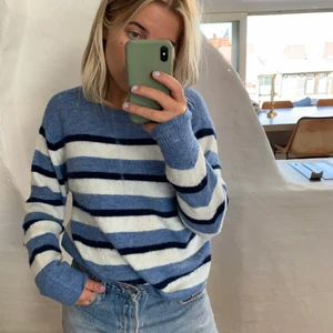 stickad tröja  - Randig stickad tröja från H&M. Jag har oftast S/M och har denna i XS. Så lite stor i storleken. Fint skick! 