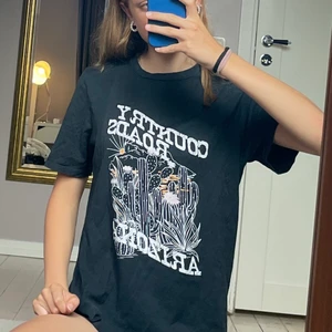 Graffic oversized t-shirt  - Oversized modell med ett jättesnyggt tryck på. I mycket gott skick. Från Gina tricot i storlek S  Hör av er vid frågor :)