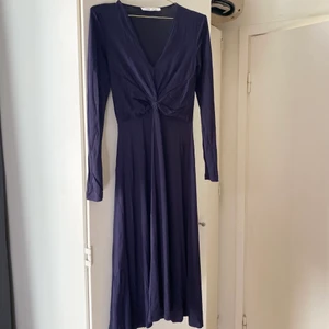 Klänning samsoe samsoe  - Klänning i navy färg så skön och knappt använd. Snyggt till en drinkkväll eller middag 😸