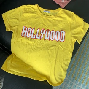 Gul Hollywood tröja - T-shirt från Zara. Sista bilden lånad från Nicole Falciani. Lite knottrig därav det låga priset! Storlek M men passar även XS-S beroende på önskad passform