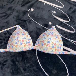 Bikini överdel  - Säljer min fantastisk fina bikini överdel som endast används två gånger. Reglerbara axelband och ett bra knäppe bak i ryggen som även den kan regleras.  Köparen står för frakten men pris kan diskuteras ;)