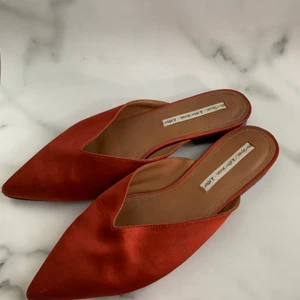 &Other Stories loafers stl 38 - 🍊🥕🍕Slip-in från &Other stories stl 38, använde ett par gånger, inte perfekt men super fina till sommar! 220 kr