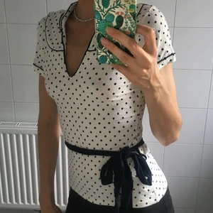 Prickig topp 🔵◻️ - Avtagbart band runt midjan 🔵◻️