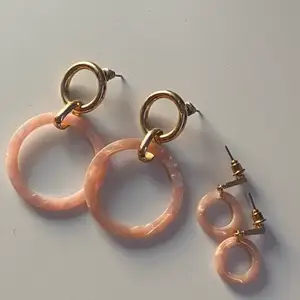 Säljer dessa matchande rosa öronhängen, ett par är lite större, andra är lite mindre. Att köpa båda kostar 55kr plus frakt. Styckpris 30kr plus frakt🧸