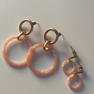 Rosa öronhängen - Säljer dessa matchande rosa öronhängen, ett par är lite större, andra är lite mindre. Att köpa båda kostar 55kr plus frakt. Styckpris 30kr plus frakt🧸