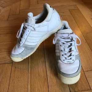 Vita Adidasskor, All White, 37 - Så snygg modell av helt vita sneakers från adidas som funkar för både storlek 36 och 37. Använda men mer kvar att ge! Litet slitningar i lädret, som kan bli. Men nytvättade och impregnerade! Kan mötas i Stockholm eller skicka mot fraktkostnad 99:-. ✨🌷✨