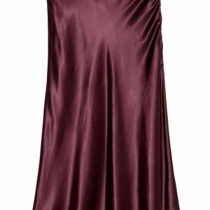 Satinkjol H&M 36 - Vinröd satinkjol i strlk 36 som är helt oanvänd. Har bara legat i garderoben sedan köp då den inte sitter helt rätt på mig, men hoppas den kan göra någon annan glad istället! Blir din för 150kr inkl frakt:-)