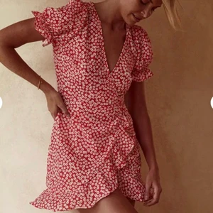 Superfin sommarklänning! - Säljer denna fina sommarklänning eftersom det är lite för kort för min smak (är 175cm)💕 499 nypris, aldrig använd så nyskick och säljer för 250 