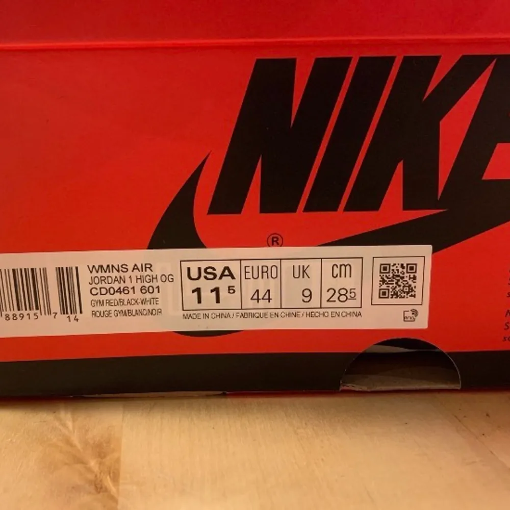 Nike Air Jordan 1 high OG - Satin snake Chicago   - Condition: Nya med tags, oanvända.  - Size: 10/44 herrstorlek och 11,5 för kvinnor.. Skor.