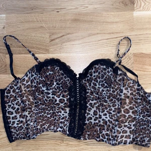  BH top - Väldigt söt leopard BH/top. Användit Max två gånger. Bra kvalitet 