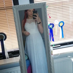 Super fin klänning till salu - Säljer nu min super fina klänning då den ej kommer till användning, perfekt till finare kalas eller bröllop. Säljes för 350kr + frakt på 66kr och då ingår spårbarfrakt! Den är i storlek S! 