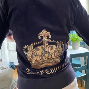 Juicy Couture tracksuit överdel - Midnattsblå överdel till Juicy tracksuit. Säljer på nytt pga oseriös köpare. Guld-strass detalj på ryggen. Storlek M men passar mig som är en S minst lika bra. 
