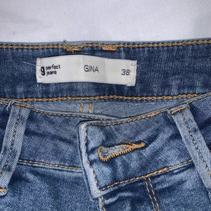 Jeans från Gina tricot  - Storlek 38 , användt rätt ofta men sen passade dom inte längre. Otorligt bekväma 