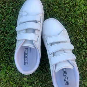 NLY shoes  - Jätte snygga sneakers med kardborreband. Super fint skick, ser näst intill nya ut, men säljer pga för små för mig, passar dock perfekt till en 37a. (Köparen står ej för frakt)