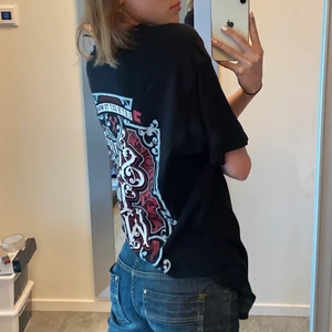 Svart t-shirt med tryck  - Säljer en cool svart t-shirt med stort tryck på ryggen! Tröjan är i storlek M och sitter fint oversized! Frakt tillkommer🦌