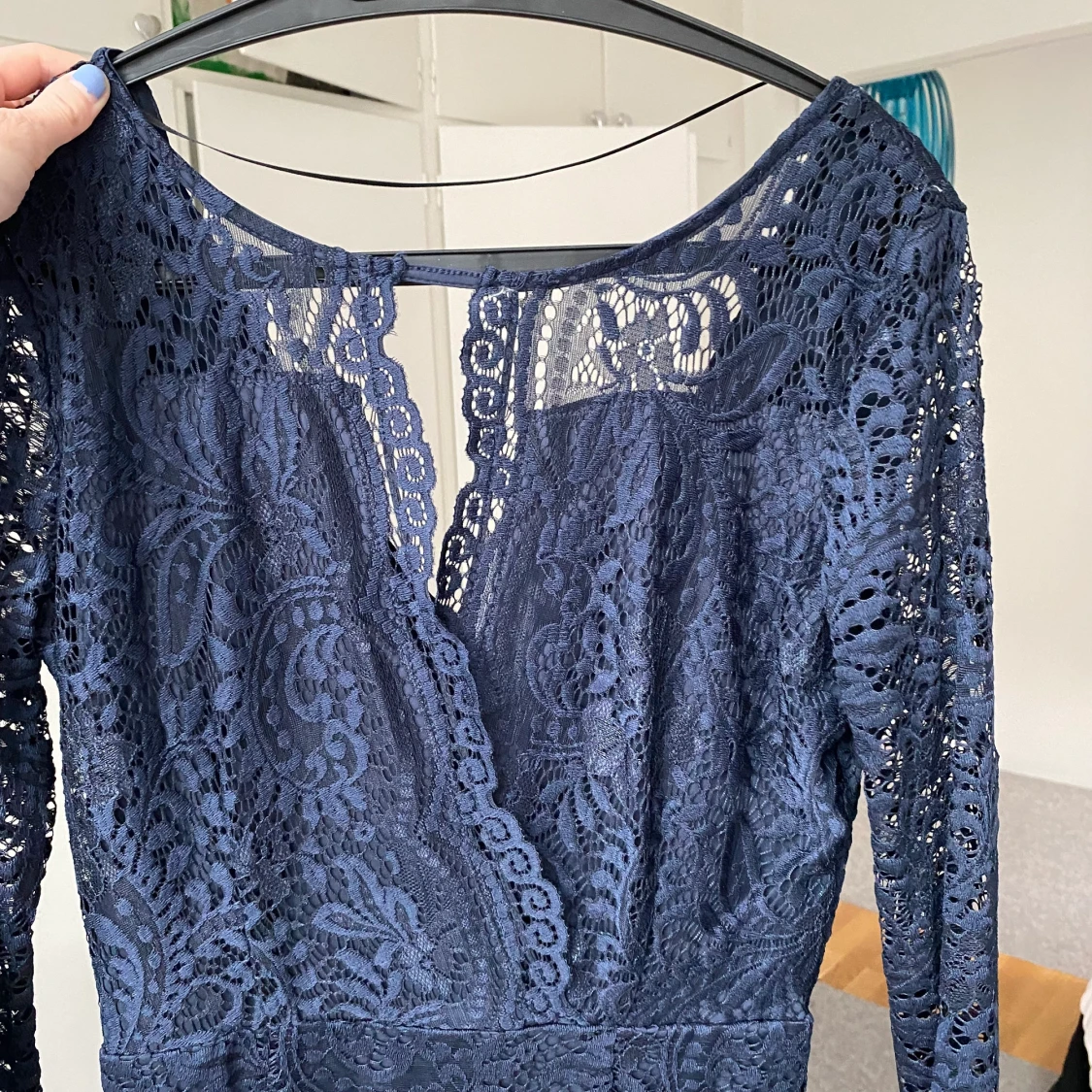 Klänning i marinblå spets - 90