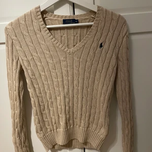 V-ringad Ralph Lauren tröja - Säljer en V-ringad Ralph Lauren tröja som knappt är använd❣️ Köparen står för frakt🤗