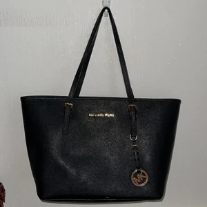 Michael kors väska - Jätte fin Michael kors väska (äkta såklart) som jag köpte några år sedan men knappt använt. Användes i en månad sedan hade jag kvar den för den var för fin att sälja. Har tyvärr tappat bort kvittot då det var så längesen. Köptes för 4950kr då modellen var ganska ny det året jag köpte den. Jätte bra skick, inga repor osv och jätte ren!