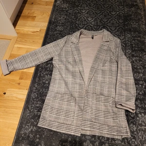 Kavaj - 40 kr + frakt