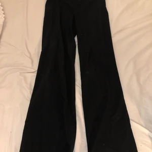 Svarta kostymbyxor - Har för många därför jag säljer! Möts upp på Södermalm eller fraktar men då står köparen för frakten. 