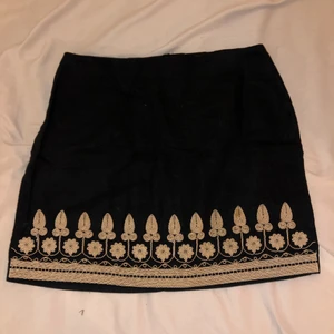 Kjol med mönster - Möts upp på Södermalm eller fraktar men då står köparen för frakten. 