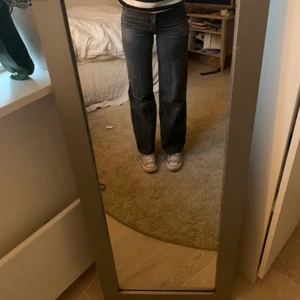 Svarta jeans - Säljer mina svarta jeans från Gina Tricot!🤩 Storlek 34 och passar mig som är 165 cm 🙌🏽 Frakt ingår ej