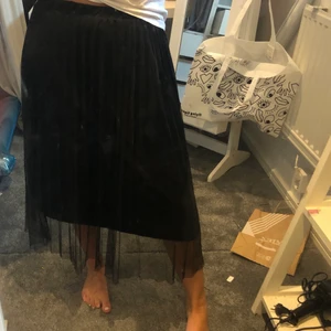 Lång kjol - Svart lång kjol, perfekt till sommarklänningarna från Chica london!🖤 Storlek S/M