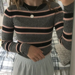 tröja <3 - långärmad tröja, används inte o ska därför säljas. Jättefint skick då den inprincip är oanvänd. 50 kr + frakt,, skriv för frågor/fler bilder💓💓